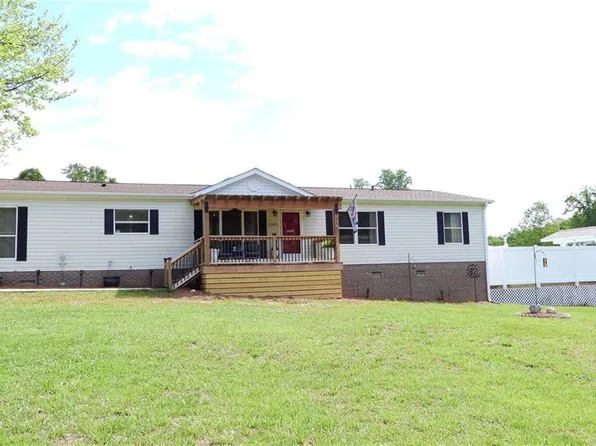 1140 Nature Ln, Walnut Cove, NC 27052