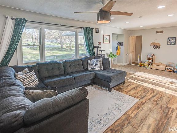 5th image of 406 Carroll Ln