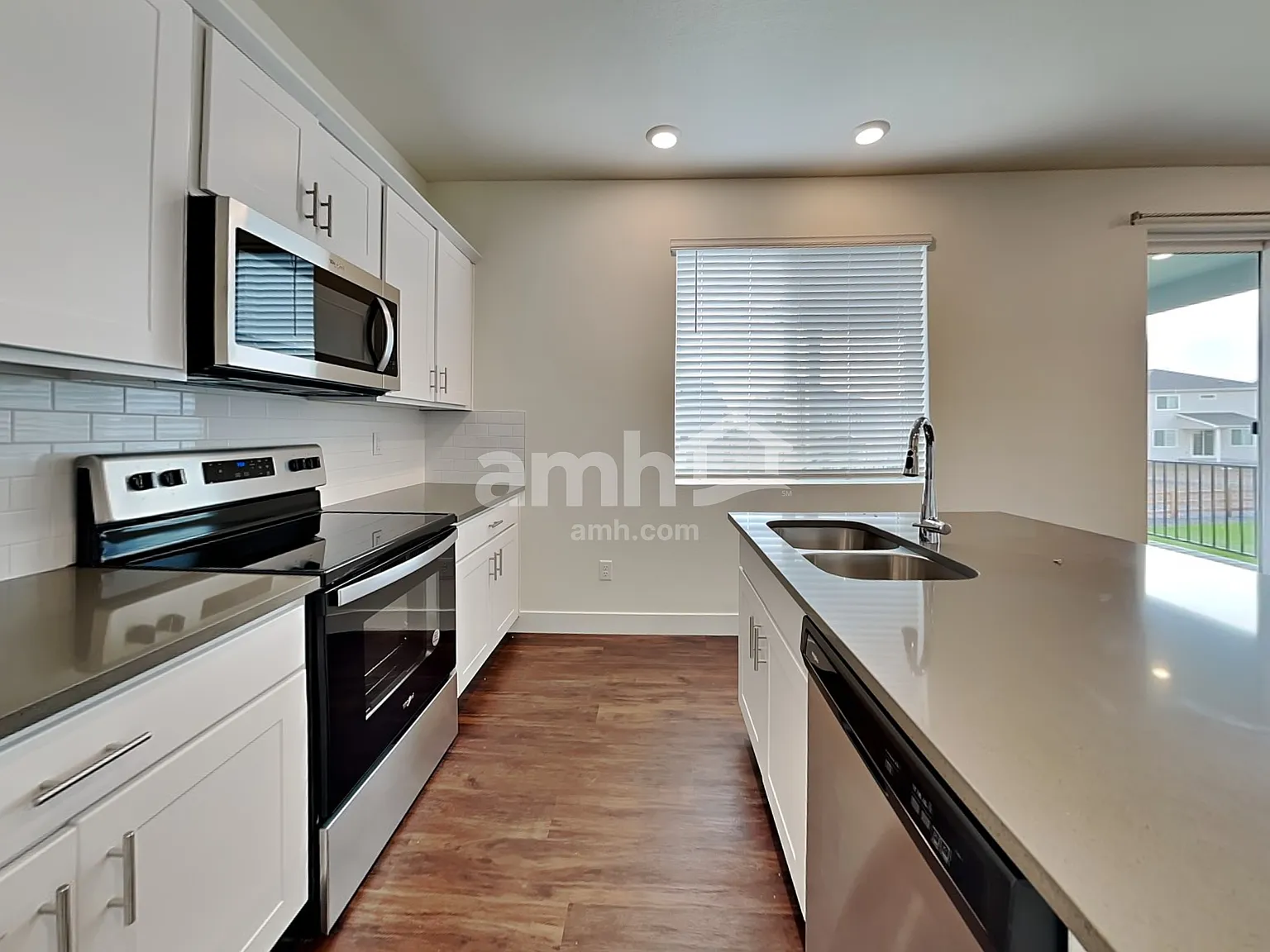 4 bed, 3.5 bath, 2419 sqft, $2,980 — Photo 3
