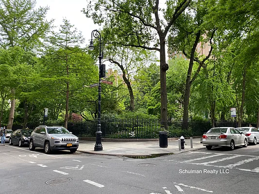 Sold by Schulman Realty LLC | media 8