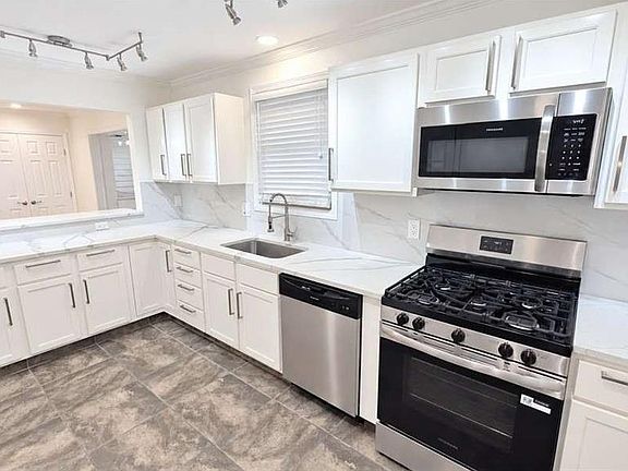 2nd image of 221 N Bengal Rd