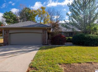 10009 Fieldcrest Dr, Omaha, NE 68114