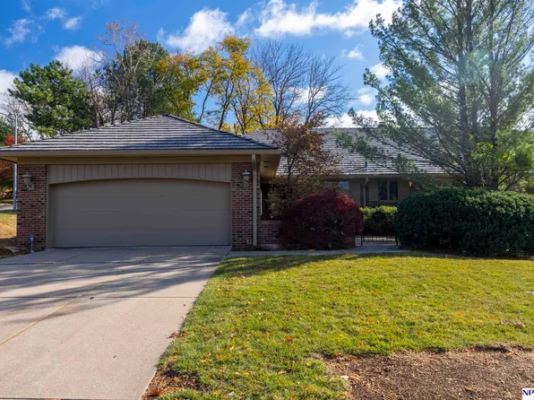 10009 Fieldcrest Dr, Omaha, NE 68114