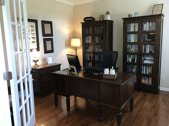 3rd image of 255 Norfolk Ln