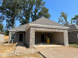 370 Flower Garden Dr, Southaven, MS 38671