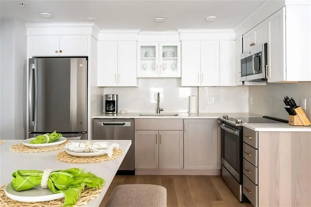 2 bed, 2.0 bath, 700 sqft, $3,200 — Photo 2
