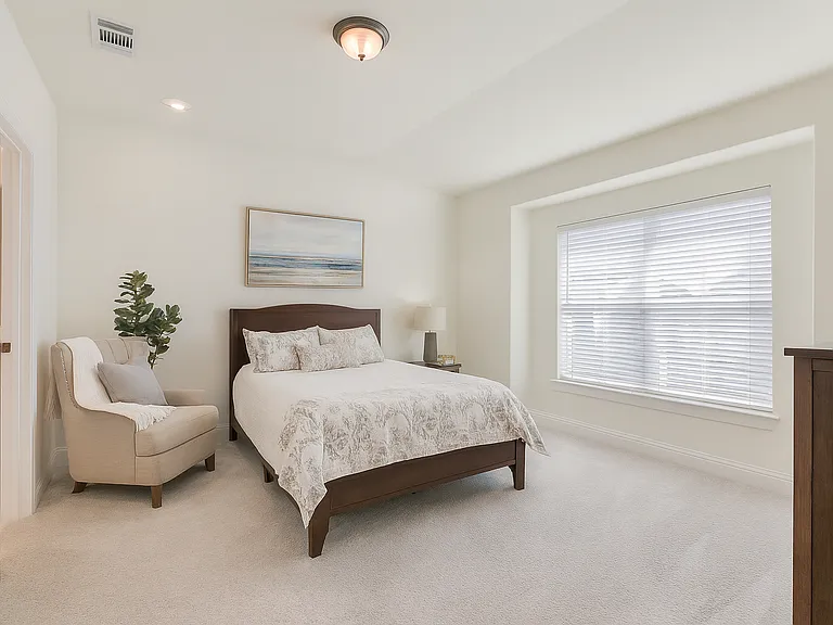 337 Gleneagles Dr — Photo 3