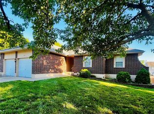 2104 NE Avanti Dr, Blue Springs, MO 64029