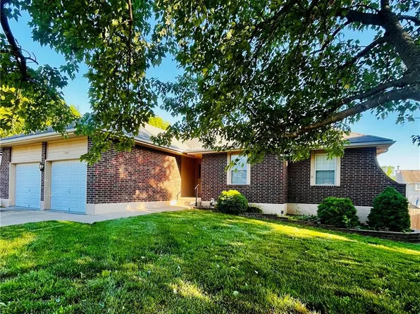 2104 NE Avanti Dr, Blue Springs, MO 64029