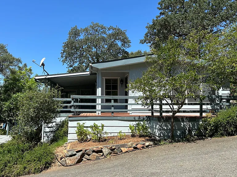 373 Lodgeview Dr — Photo 1