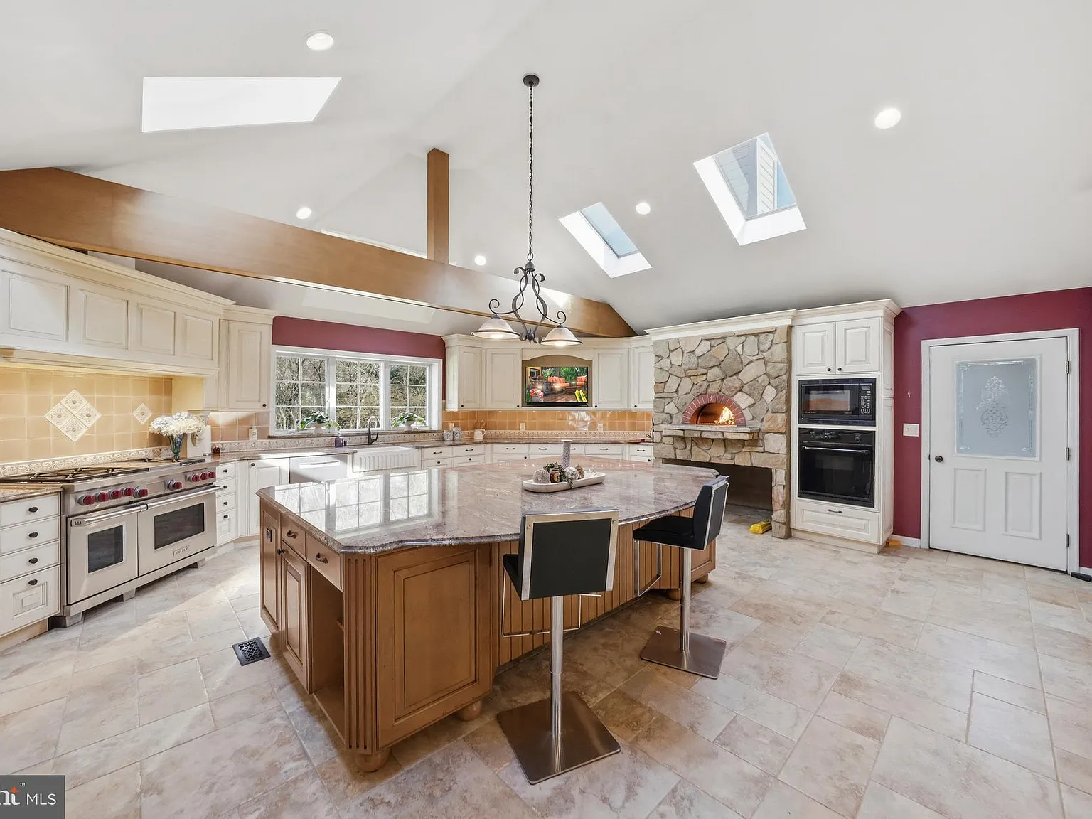 5 bed, 5930 sqft, $5,000 — Photo 4