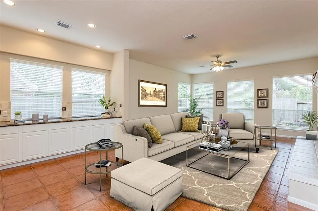 3 bed, 2.0 bath, 2466 sqft, $2,800 — Photo 2