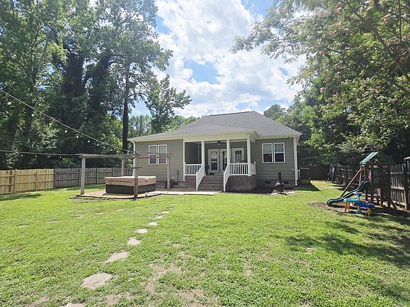 4th image of 411 NW Backwoods Road