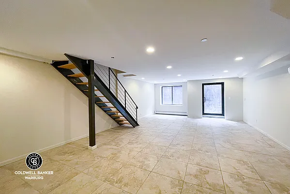 Rented by Coldwell Banker Warburg | media 9