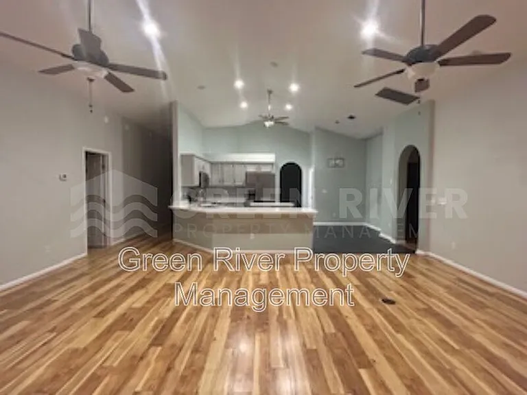 1559 Lakeway Dr — Photo 11