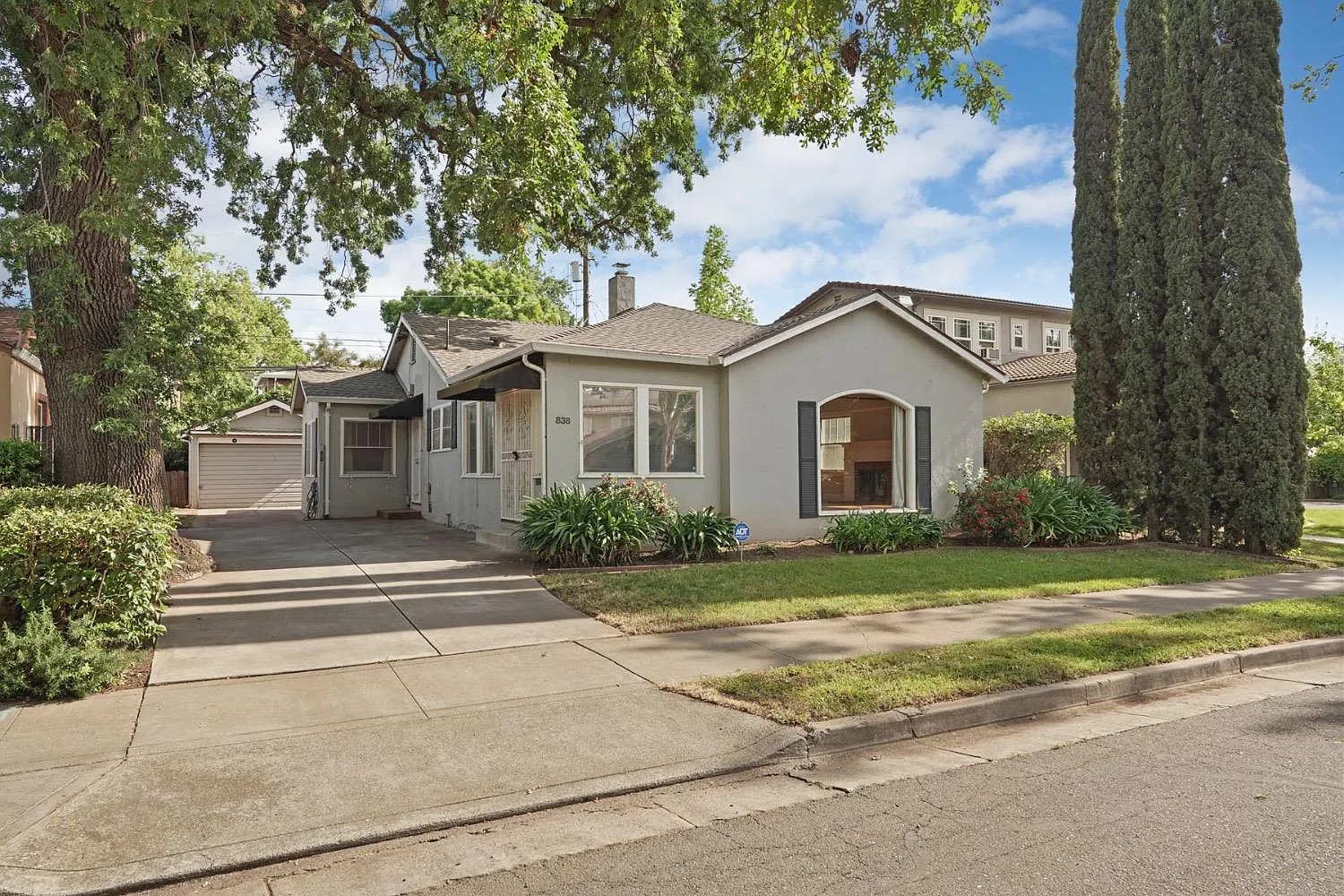 838 W Elm St photo 1