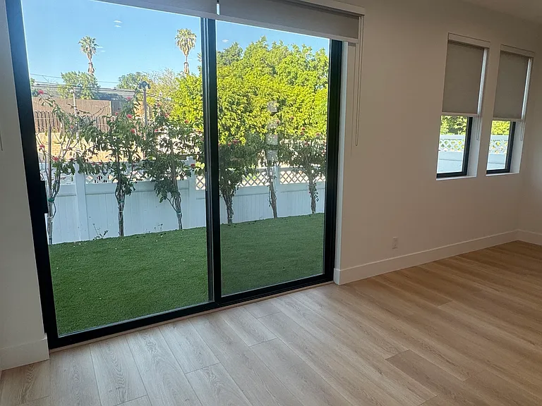 4670 Lakeview Ave — Photo 2