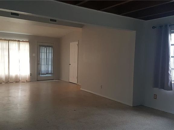 5th image of 300 Glenmont Dr E