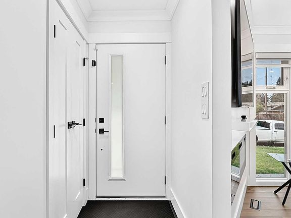 2nd image of 615 Marian Cres NE