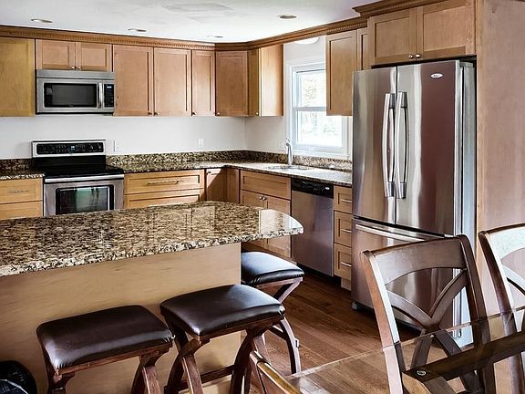 5th image of 29 Leonard Dr