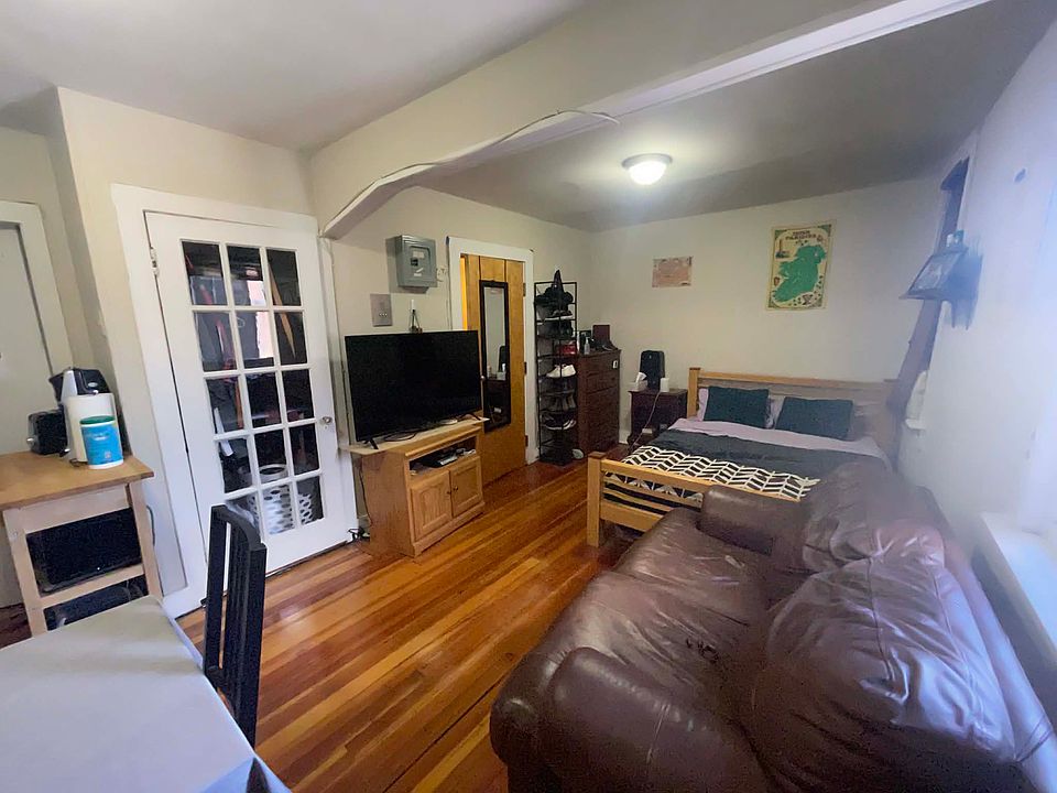 2nd image of 437 Hanover St #2