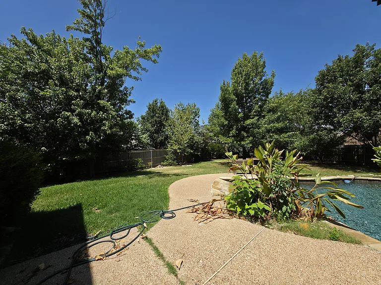 1913 Bradford Pear Sq — Photo 14