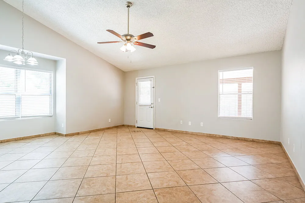 3 bed, 2.0 bath, 1314 sqft, $2,135 — Photo 3