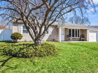 31 Singingwood Dr, Holbrook, NY 11741