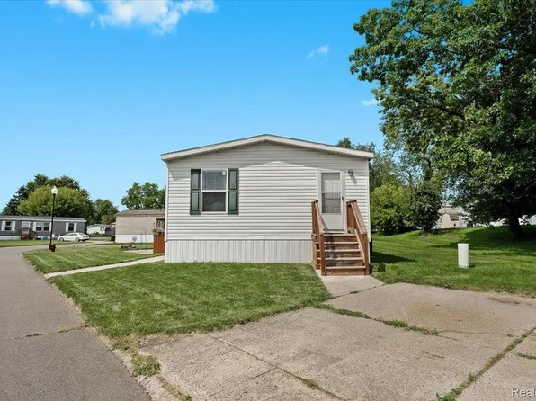 331 N Chevalier Dr, Howell, MI 48843