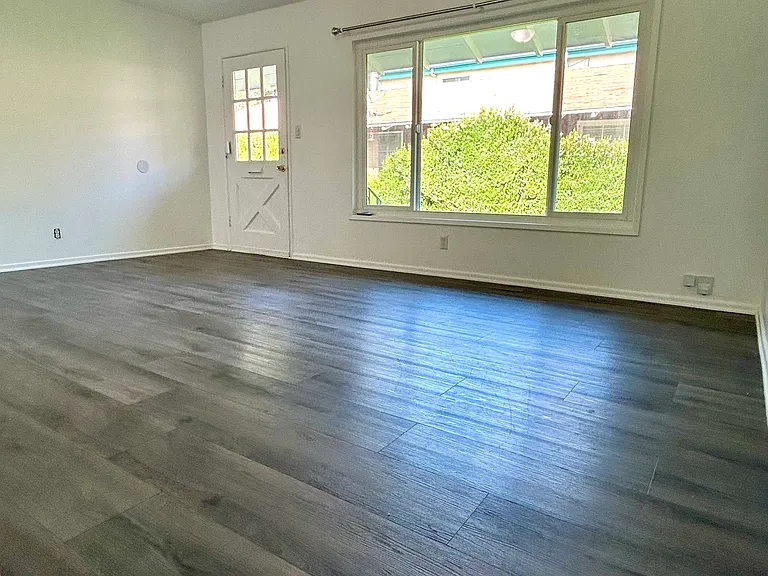 1206 W Victory Blvd #B — Photo 8