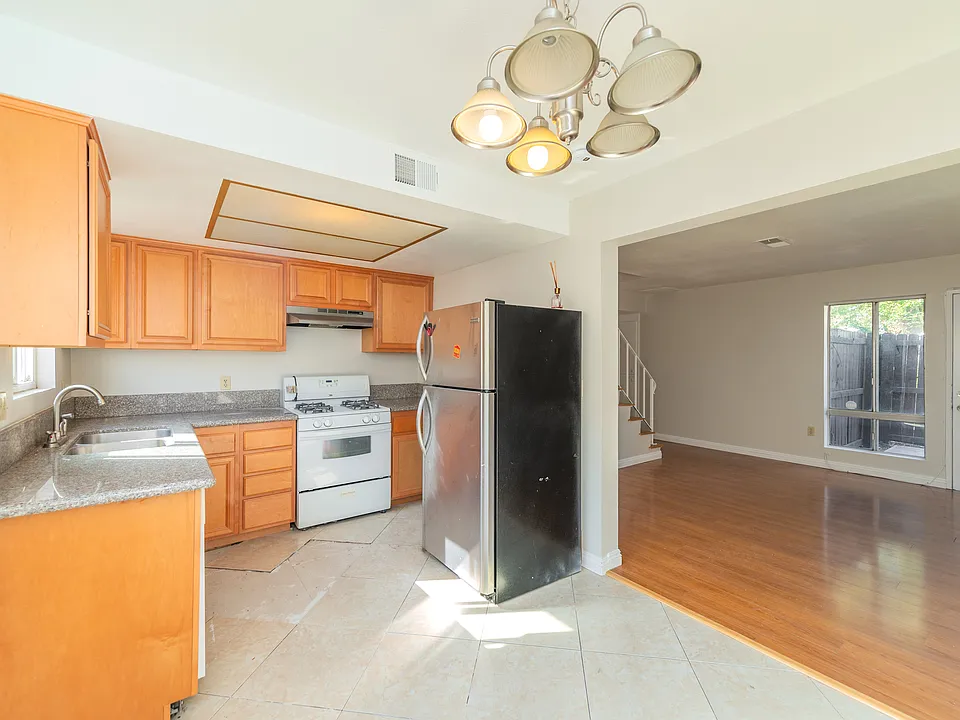 2400 S Ridgewood Dr #3