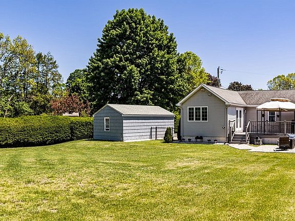 3rd image of 46 Rochford Cir