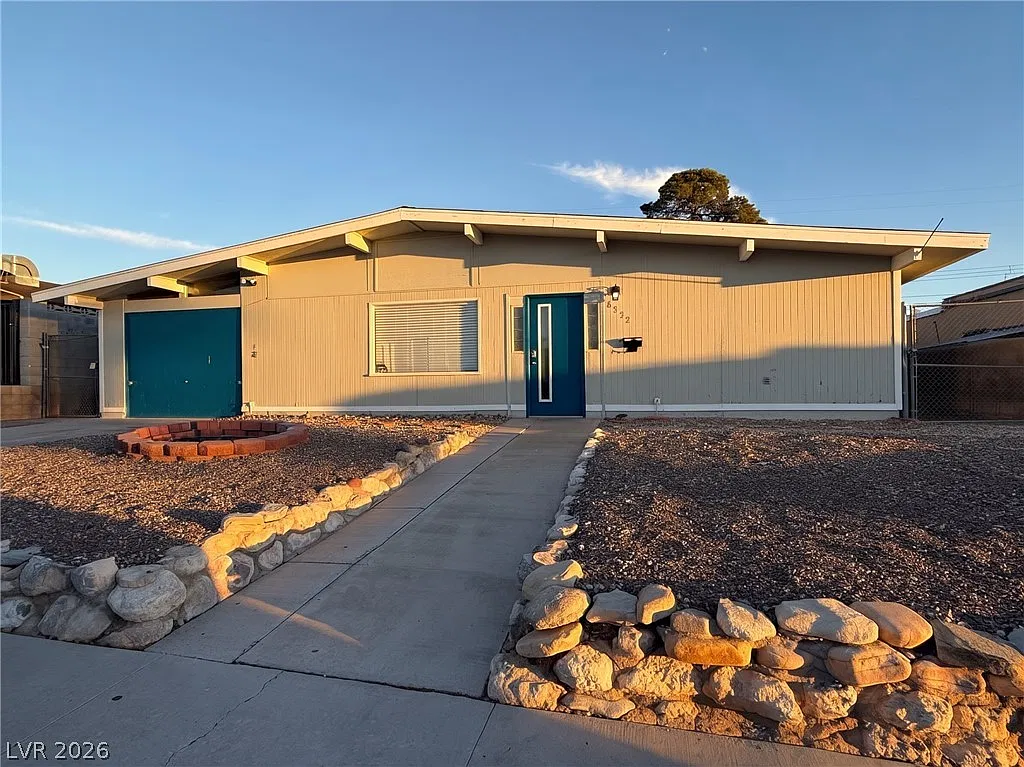 4 bed, 2.0 bath, 2122 sqft, $2,150 — Photo 2