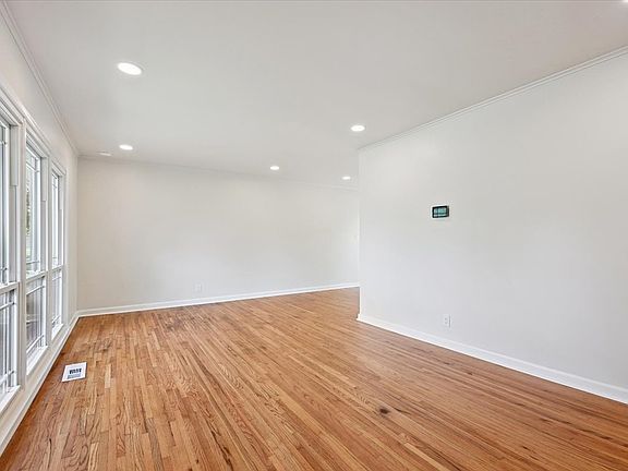 4th image of 2507 S Oswego Ave