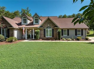 1344 Billings Dr, Hickory, NC 28602