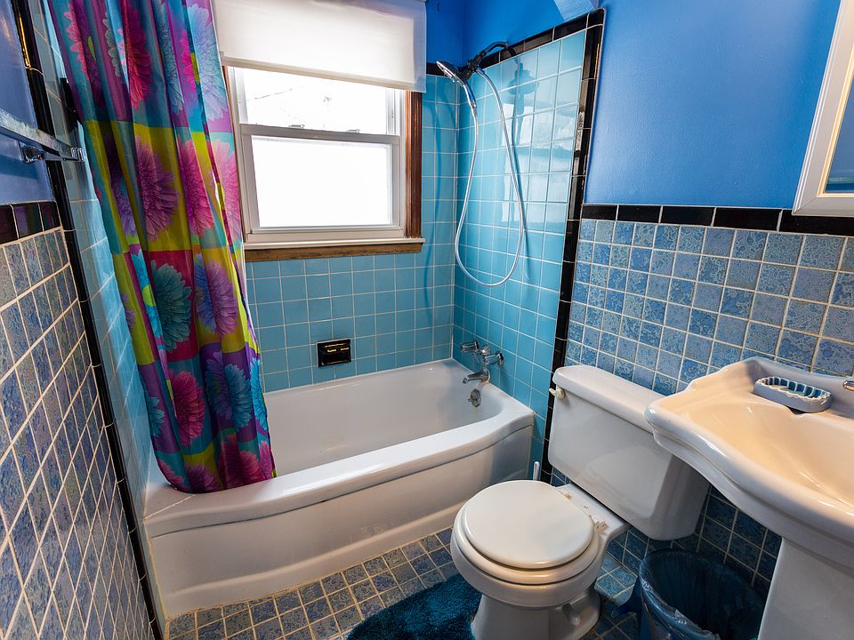 2nd image of 2111 E Farnum Ave