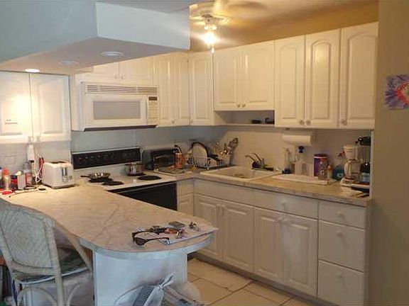 4th image of 629 SE 19th Avenue #VIL. A
