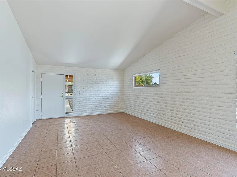 519 S Avenue D — Photo 9