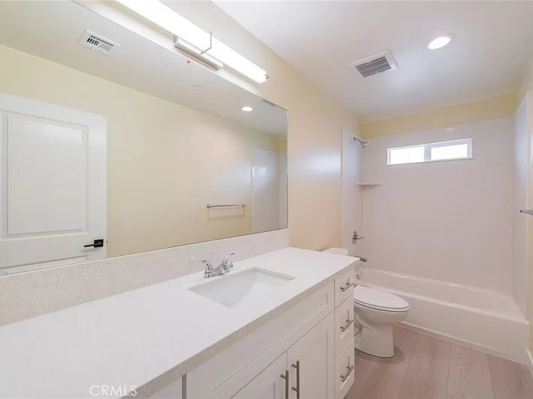642 W Grand Ave — Photo 20