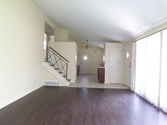 4th image of 16542 Plymouth Dr