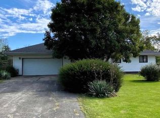 704 Countryside Ln, Pontiac, IL 61764