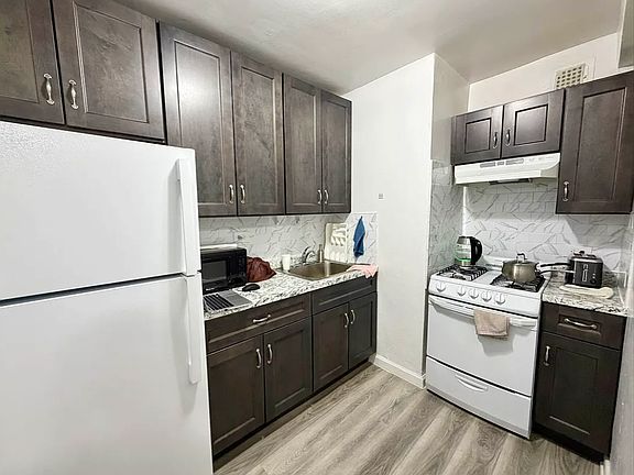 4th image of 2373 Ocean Pkwy APT 2