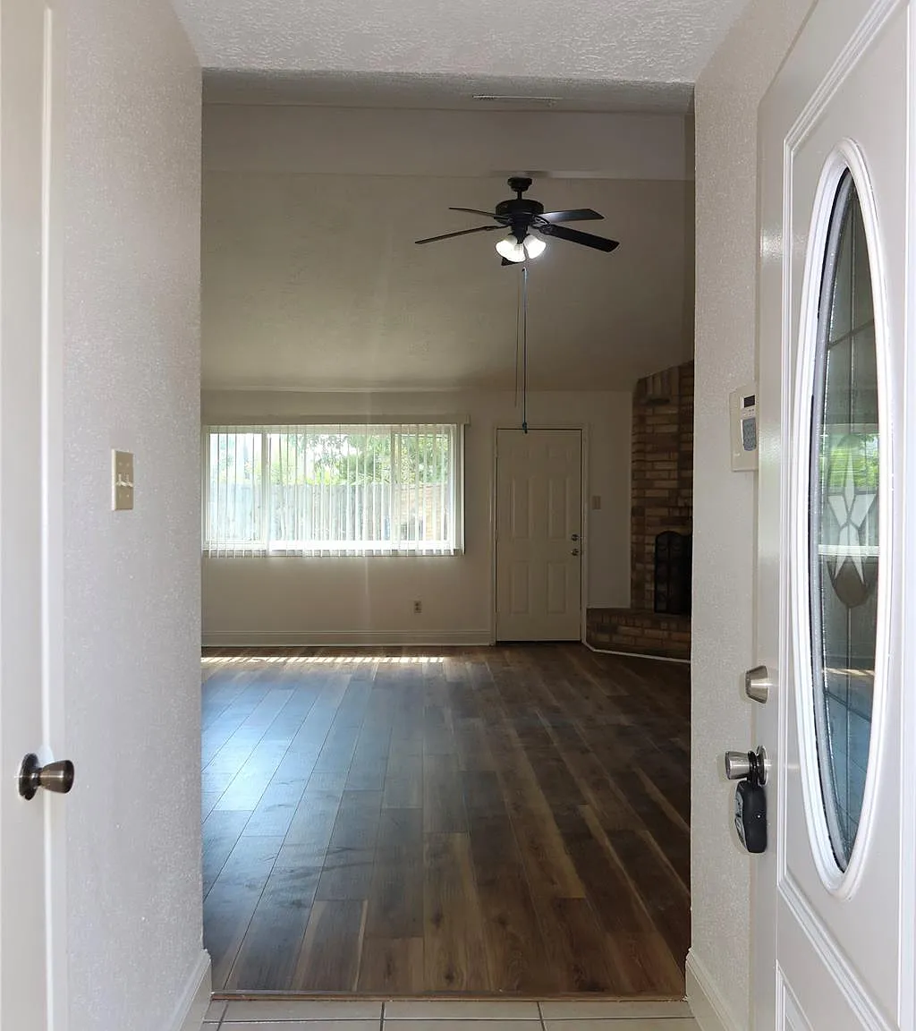 3 bed, 2.0 bath, 1491 sqft, $2,300 — Photo 2
