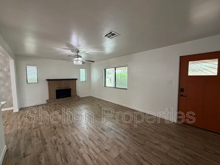 2514 E Fairmount Ave — Photo 9