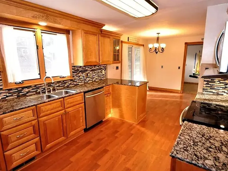 99 Thomas Rd — Photo 4