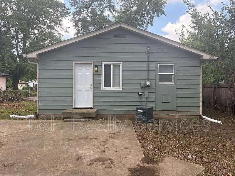 4 bed, 1.0 bath, 1200 sqft, $1,300 — Photo 3