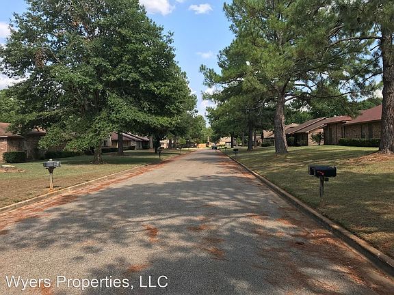 3rd image of 2111A Oak Hollow St