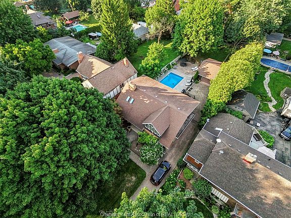 3rd image of 301 Victoria Ave