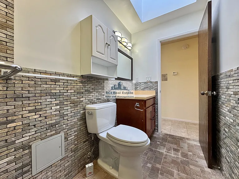 1345 Chestnut St #4 — Photo 17