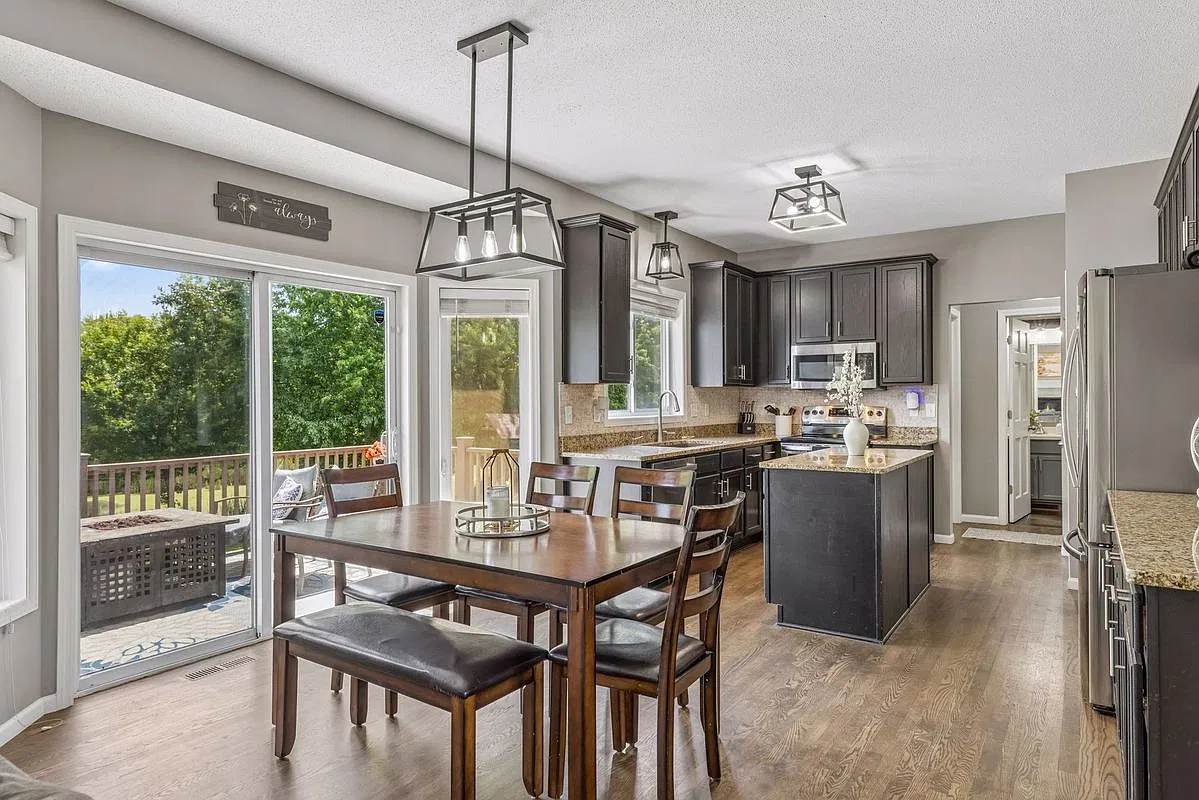 4 bed, 4.0 bath, 2605 sqft, $2,950 — Photo 3